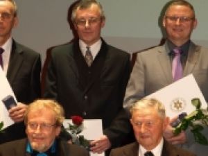 Powiększ obraz: Witold Pieńkowski wśród osób uhonorowanych Laurami Ziemi Cieszyńskiej 2013