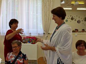 Powiększ obraz: Przewodnicząca KGW Kisielów Grażyna Chruszcz (z lewej) odbiera upominek