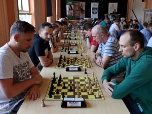 Powiększ obraz: Rywalizacja szachistów