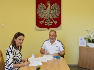 Powiększ obraz: Podpisanie umowy z Prezesem Towarzystwa Wędkarskiego "TON" Janem Szczuką