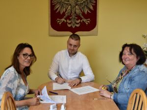 Powiększ obraz: Podpisanie umów z Prezesem Ludowego Klubu Sportowego "Lesznianka" Mateuszem Lorcem