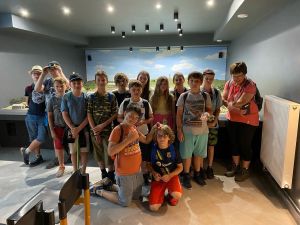 Powiększ obraz: Lekcja historii przy makiecie