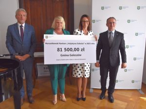 Powiększ obraz: Wójt Sylwia Cieślar wraz ze skarbnikiem odebrały symboliczny czek