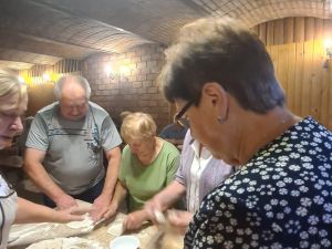 Powiększ obraz: Seniorzy z Kozakowic w Chlebowej Chacie