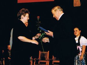 Powiększ obraz: Janusz Gabryś odbiera laur "Srebrnej Cieszynianki 2001"