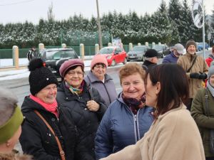 Powiększ obraz: Seniorzy z Dzięgielowa przed wyjazdem na wycieczkę. fot. T.Lenkiewicz