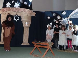 Powiększ obraz: Świąteczne przedstawienie w cisownickiej szkole