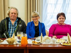 Powiększ obraz: Świąteczne spotkanie emerytowanych pracowników urzędu gminy