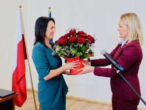Powiększ obraz: W imieniu pracowników Urzędu Gminy gratulacje wójt Sylwii Cieślar składa sekretarz gminy Jolanta Bujok