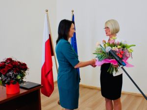 Powiększ obraz: Gratulacje dla Wójt Gminy Goleszów przekazuje Elżbieta Duraj - przewodnicząca Rady Gminy Goleszów