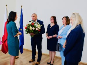 Powiększ obraz: Gratulacje dla Wójt Gminy Goleszów w imieniu dyrektorów gminnych szkół i przedszkoli