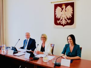 Powiększ obraz: Od prawej: wójt Sylwia Cieślar, przewodnicząca Elżbieta Duraj i wiceprzewodniczący Janusz Kożdoń