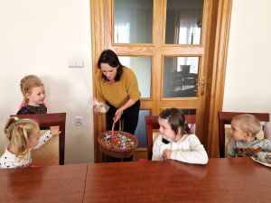 Powiększ obraz: Wizyta przedszkolaków w urzędzie
