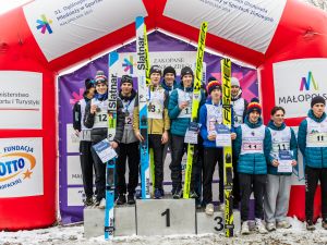 Powiększ obraz: Kamil Waszek (trzeci z lewej) na podium 31. Ogólnopolskiej Olimpiady Młodzieży w Sportach Zimowych Małopolska 2025. fot. olimpiada.malopolska.pl