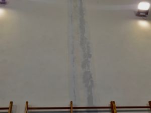 Powiększ obraz: Uszkodzona ściana w sali sportowej w ZSP Cisownica