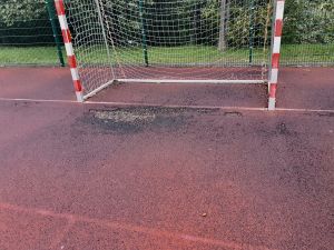 Powiększ obraz: Uszkodzone boisko w Cisownicy