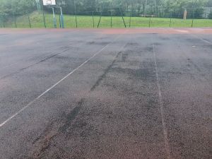 Powiększ obraz: Uszkodzone boisko w Cisownicy