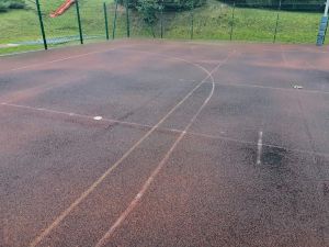 Powiększ obraz: Uszkodzone boisko w Cisownicy