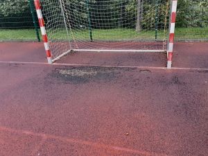 Powiększ obraz: Boisko w Cisownicy po powodzi