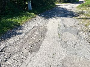 Powiększ obraz: Ulica Dworska w Bażanowicach przed remontem