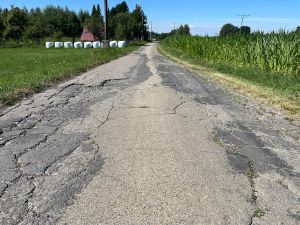 Powiększ obraz: Ulica Dworska w Bażanowicach przed remontem