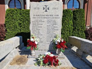 Powiększ obraz: Pomnik przed budynkiem Urzędu Gminy w Goleszowie