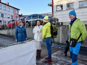 Powiększ obraz: Wizyta wójt gminy Goleszów podczas zajęć na goleszowskim lodowisku.