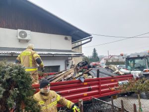 Powiększ obraz: Prace porządkowe po pożarze budynku mieszkalnego w Goleszowie