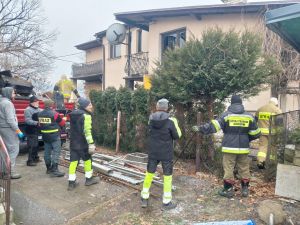 Powiększ obraz: Prace porządkowe po pożarze budynku mieszkalnego w Goleszowie