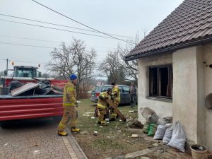 Powiększ obraz: Działania porządkowe w budynku w Kozakowicach