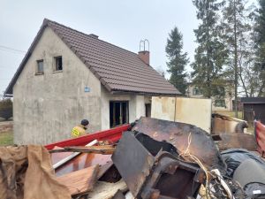 Powiększ obraz: Działania porządkowe w budynku w Kozakowicach