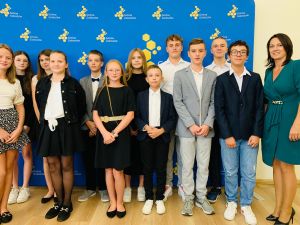 Powiększ obraz: Członkowie Młodzieżowej Rady Gminy Goleszów II kadencji wraz z Wójt Gminy podczas pierwszej sesji 11 września 2024 r.