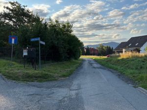Powiększ obraz: Fragment ul. Spacerowej w Kisielowie przed remontem