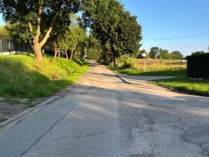 Powiększ obraz: Fragment ul. Spacerowej w Kisielowie przed remontem