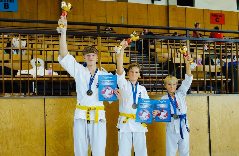 Powiększ obraz: Od lewej: Maksymilian Wojtas, Adam Szydłowski oraz Jan Malina. fot. Cieszyński Klub Karate Kyokushin